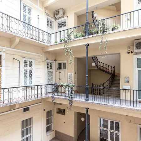 Andrassy Square Apartmán *